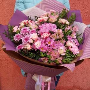 Розовый букет хризантемы с розами R1124
