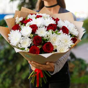 Сборный букет белые хризантемы и красные розы R1129