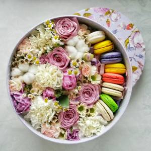 Круглая коробка с цветами и макаронсами R213